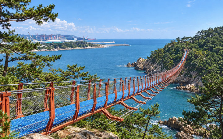 울산 대왕암공원 출렁다리 (AI 연출 이미지)
