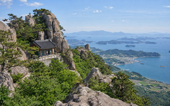 남해 금산 보리암 (AI 연출 이미지)
