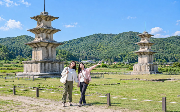 경주 감은사지 삼층석탑 (AI 연출 이미지)