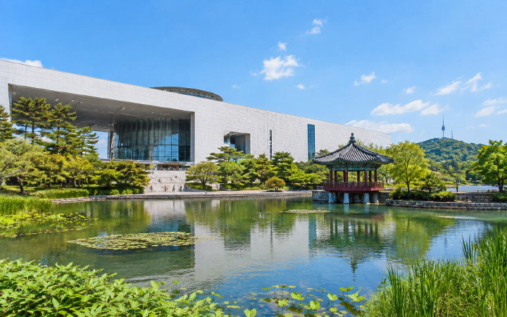 국립중앙박물관 정원 (AI 연출 이미지)
